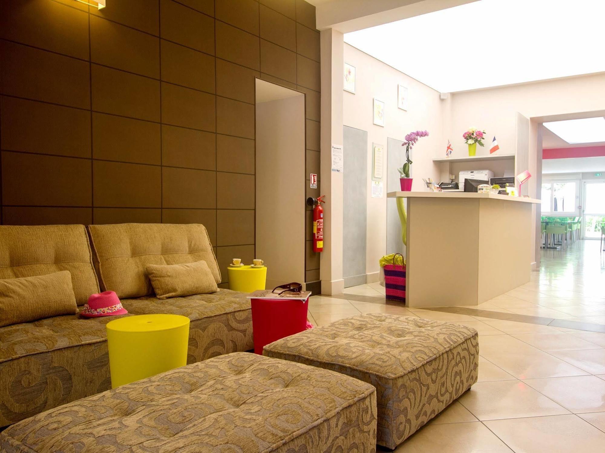 Les Hirondelles Hotel เลส์ซาบล์-โดล็อนน์ ภายนอก รูปภาพ