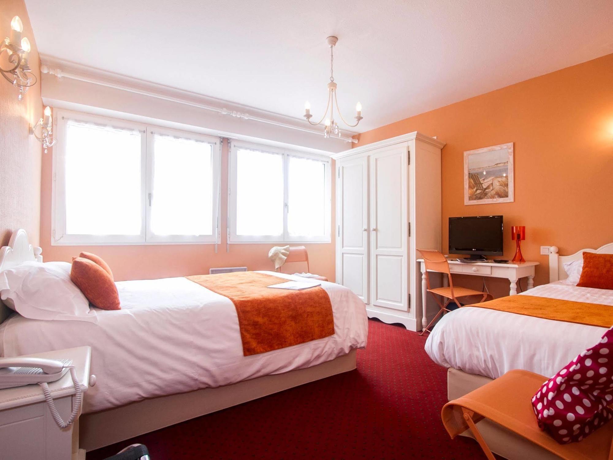 Les Hirondelles Hotel เลส์ซาบล์-โดล็อนน์ ภายนอก รูปภาพ